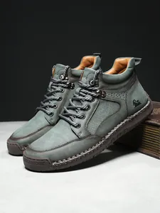 Detailansicht der Herren-Lederstiefel mit grauen Nähten und strapazierfähiger Gummisohle