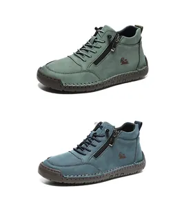 Detailansicht der Wildleder-Boots mit seitlichem Reißverschluss und gesticktem Logo