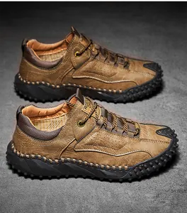 Détail macro du cuir marron avec coutures et semelle en caoutchouc pour chaussures homme