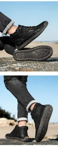 Detailansicht schwarzer High-Top-Lederschuhe mit Nähten und rutschfesten Gummisohlen