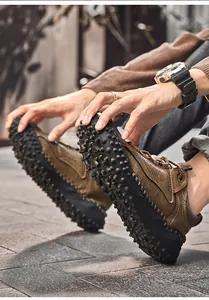 Détail de chaussures décontractées en cuir marron avec picots en caoutchouc et coutures