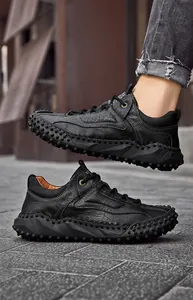 Détails de chaussures décontractées en cuir noir pour hommes avec texture et coutures
