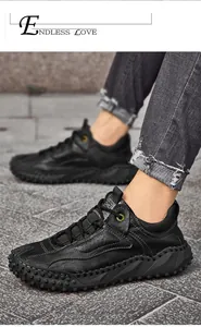Détail macro de chaussures homme en cuir grainé noir avec couture main et semelle texturée