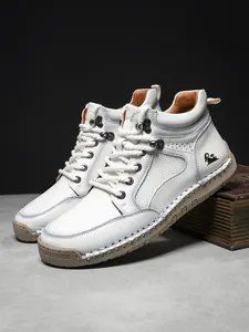 Detailansicht weißer Leder-High-Top-Boots mit Ziernähten und Ziegen-Logo