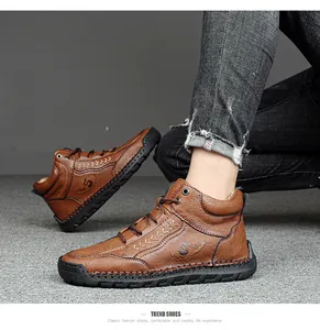 Dettaglio degli stivali casual in pelle marrone scuro con cuciture a mano e suole antiscivolo