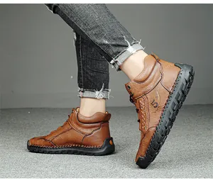 Dettaglio di scarpe alte in pelle marrone scuro con cuciture a mano e suola resistente