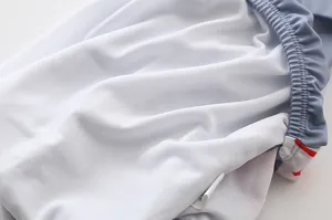 Dettaglio della fodera in mesh traspirante e elastico in vita del costume da bagno
