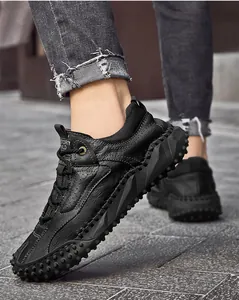 Détail d'une chaussure décontractée en cuir noir avec surface texturée et semelle gomme