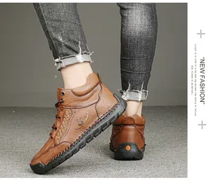 Dettaglio degli stivali da uomo in pelle marrone con cuciture decorative e suola in gomma