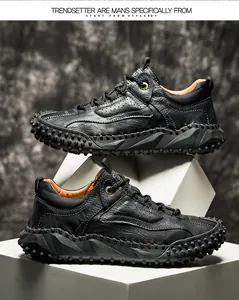 Gros plan de chaussures de ville noires en cuir avec semelles antidérapantes uniques