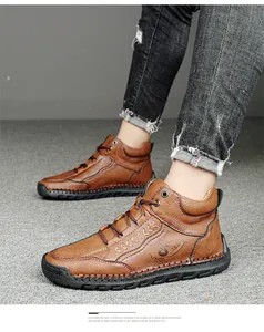 Dettaglio di stivali da uomo in pelle marrone con cuciture rinforzate e decoro vintage