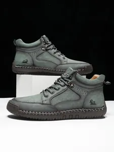 Detail der handgenähten Nähte und Gummisohle an diesen Vintage-Lederstiefeletten