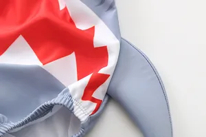 Dettaglio costume squalo grigio con stampa denti e design con pinna 3D
