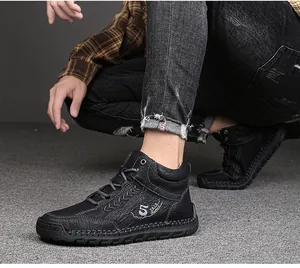 Dettaglio di scarpe alte in pelle nera con cuciture a mano e logo 1978 Fashion impresso
