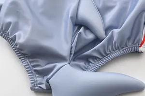 Dettaglio del costume da squalo azzurro con tessuto elastico e pinna 3D decorativa