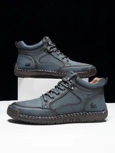 Detail der blauen Lederstiefel mit Naht, Logo und Gummisohle für Herrenschuhe