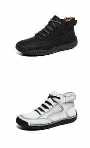 Details der handgenähten Verstärkung und dicken Gummisohle an Herren-High-Top-Lederschuhen