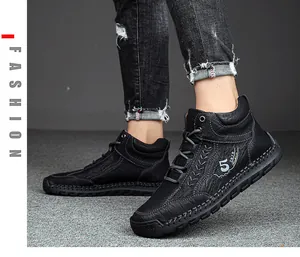 Dettaglio di scarpa casual alta in pelle nera con trama a grana e cuciture a contrasto