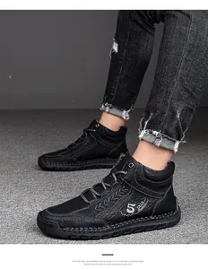 Dettaglio di scarpe casual alte in pelle nera con testo fashion e cuciture laterali