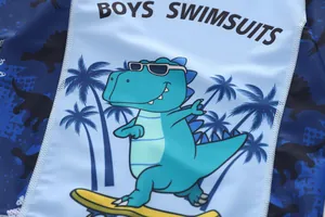 Detail van jongenszwemkleding met een dinosaurus op een blauwe gebreide textuur
