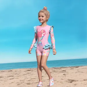 Details von Mädchen Meerjungfrau Badeanzug mit Rüschenschultern und langen Ärmeln am Strand
