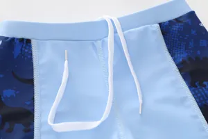 Detail van de kinderzwembroek met elastische tailleband en witte trekkoorden