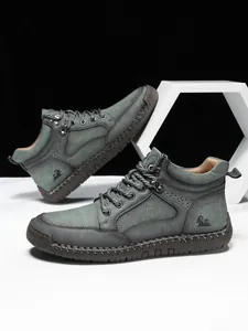 Makrodetail dunkelgrüner Wildlederstiefel mit verstärkter handgenähter Gummisohle
