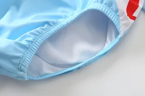 Dettaglio costume da bagno azzurro per bambini con fodera in rete e bordo elastico