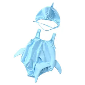 Vista dettagliata del costume da bagno neonato squalo blu con pinne 3D e cappello