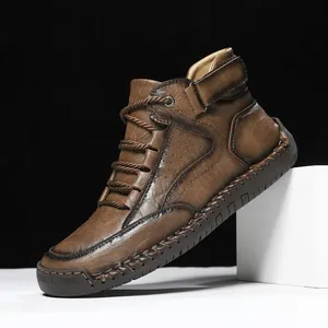 Braune Herren-Lederstiefeletten im Vintage-Look mit Handnaht und robuster Gummisohle
