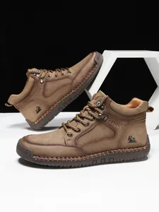 Detail brauner Lederstiefel mit Handnaht und atmungsaktiver Perforation an den Seiten