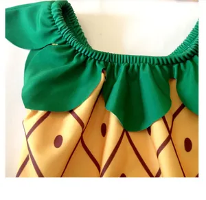 Detailopname van badpak met ananaspatroon, elastische halslijn en groene ruches