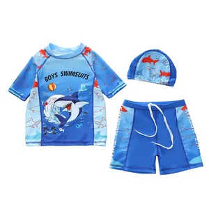 Details van driedelig blauw badpak voor jongens met haaienprint en elastische taille