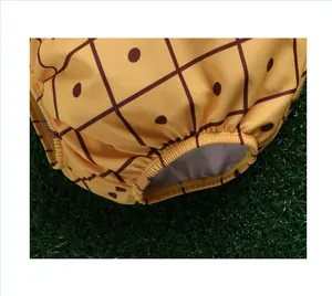 Detail van geel ananas badpak met elastische beenopening en zachte comfortabele voering