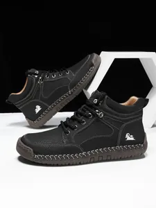 Detailansicht der Herren-Lederstiefel mit weißen Ziernähten und Lychee-Maserung