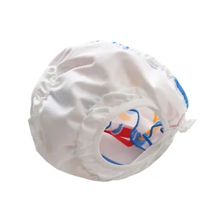 Detail der Baby-Schwimmwindel mit elastischem Bund und buntem Cartoon-Muster innen