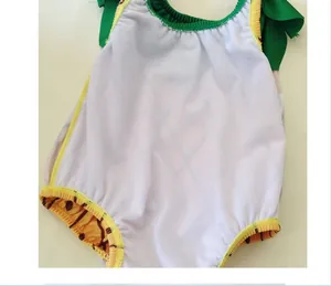 Detail van de ananas ruches schouder en zachte stof van het baby zwempakje hier