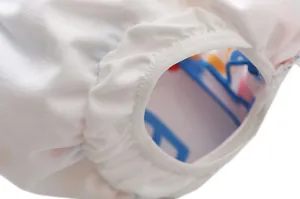 Makroaufnahme einer Baby-Badehose mit elastischen Bündchen und hochwertiger Overlock-Naht