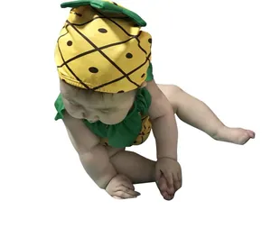 Detail van baby ananas zwempak met groene bladkraag en bijpassende muts set