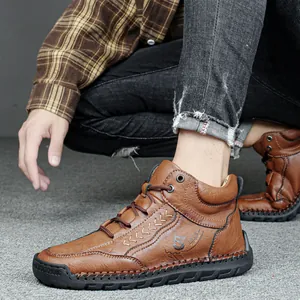 Stivaletti casual da uomo in pelle marrone con cuciture a vista e suola in gomma antiscivolo