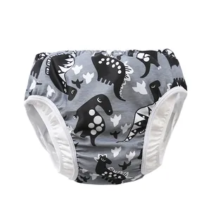 Detail der wasserdichten Baby-Schwimmwindel mit Dinosaurier-Print und Rüschenkante