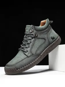 Detail der handgenähten salbeigrünen Nubukleder-Stiefel mit robuster Gummisohlen-Struktur
