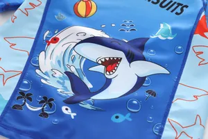 Detail van blauwe kinderzwemkleding met elastische stof en cartoon haaienprint