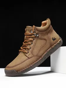 Detailaufnahme brauner Lederstiefel mit Kontrastnähten und seitlichen Belüftungslöchern