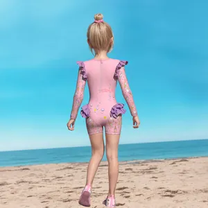 Rückansicht Kinder Langarm-Badeanzug mit Rüschen und Einhorndruck am Strand