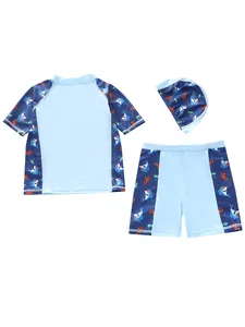 Gedetailleerde flat lay van de driedelige blauwe kinderzwemset met haaienpatronen