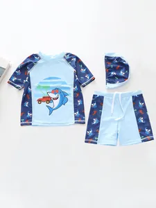 Detailopname van driedelig kinderzwempak met haaienprint inclusief top, broek en pet