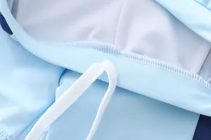 Detail van lichtblauwe zwemkleding met wit trekkoord en mesh binnenvoering
