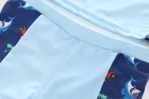Detail van jongenszwemkleding met elastische tailleband en haai- en autopatronen