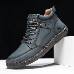 Herren High-Top Lederstiefel in Dunkelblau mit Kontrastnähten und Gummisohle im Detail